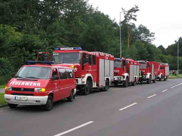 Fahrzeuge in Reihe in Wahn vor der Kaserne