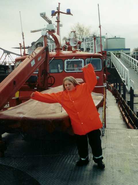 Bild einer Jugendfeuerwehrangehrigen auf einem Feuerwehrboot